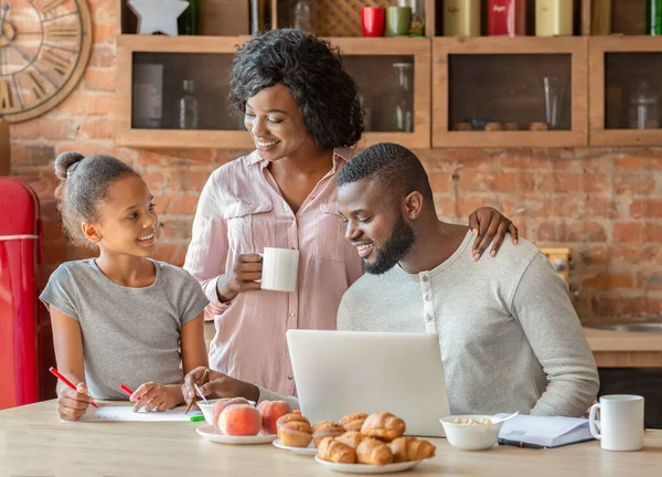 Feliz negro familia pasando mañana juntos en cocina — Foto de Stock