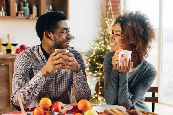 コーヒーを飲むとクリスマスの朝を楽しむ若いカップル — ストック写真