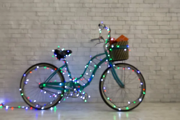 Tomtcykel med julklappar och julbelysning — Stockfoto