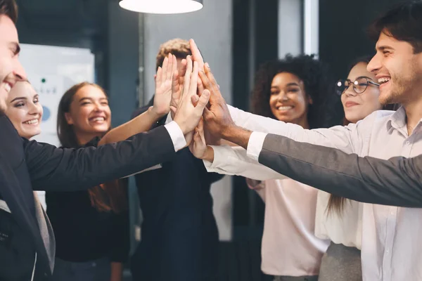 Trabajo en equipo y unidad. Felices compañeros de trabajo dando cinco — Foto de Stock