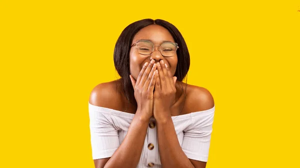 Black Girl Laughing Covering Mouth Kézzel, Stúdió lövés, Panoráma — Stock Fotó