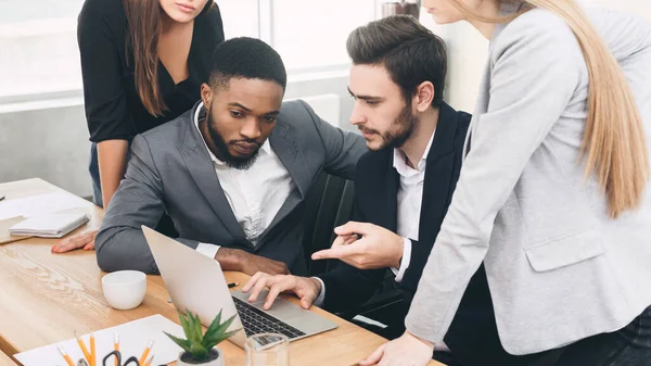 Analizando nuevos datos. Equipo serio de negocios mirando el ordenador portátil — Foto de Stock