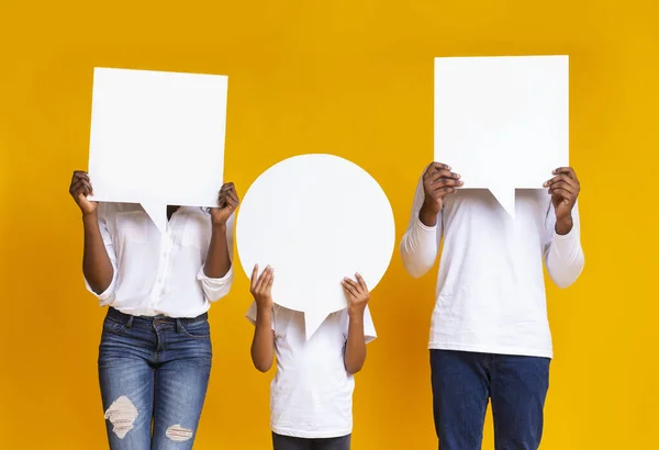 Família negra de três faces de cobertura com bolhas de fala vazias — Fotografia de Stock