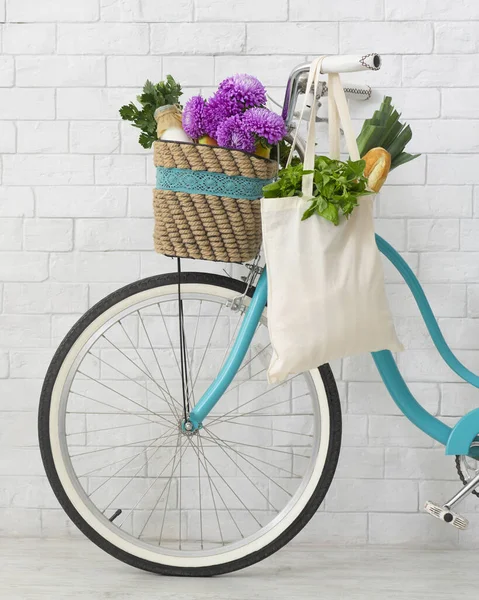 Bicicletta ecologica decorata da fiori di campo e shopping bag — Foto Stock