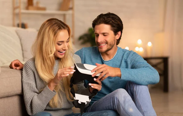 집에서 행복 한 여자 친구에게 VR 헤드셋을 제공하는 남자 친구 — 스톡 사진