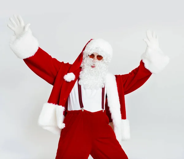 Santa Claus en gafas de sol y las manos arriba bailando en blanco —  Fotos de Stock