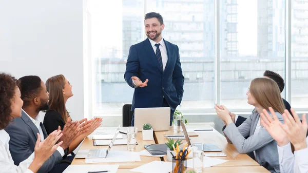 Equipo empresarial felicitando al exitoso gerente con aplausos — Foto de Stock