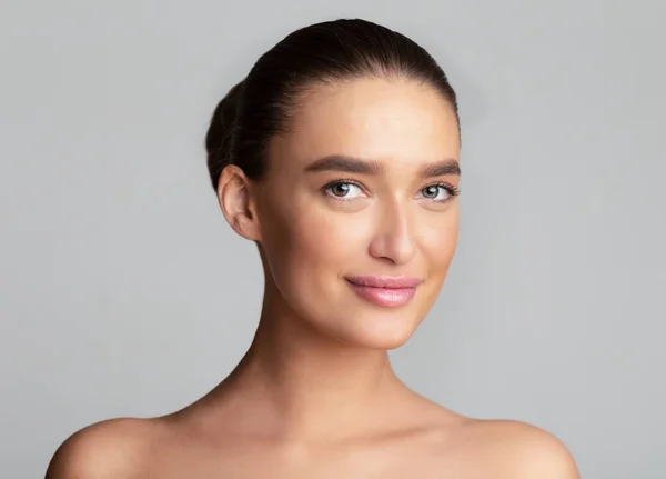 Retrato de belleza de una mujer milenaria mirando a la cámara — Foto de Stock