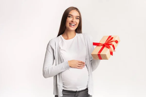 Happy Pregnant Lady Berdiri Memegang Kotak Hadiah Dibungkus, Studio Shot — Stok Foto