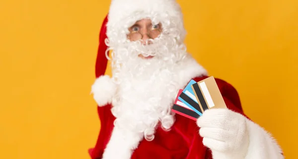 Avergonzado Santa Claus con tres tarjetas de crédito — Foto de Stock