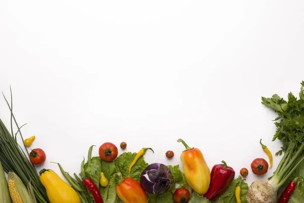 Fehér alapon izolált friss és ökológiai színű zöldségek — Stock Fotó