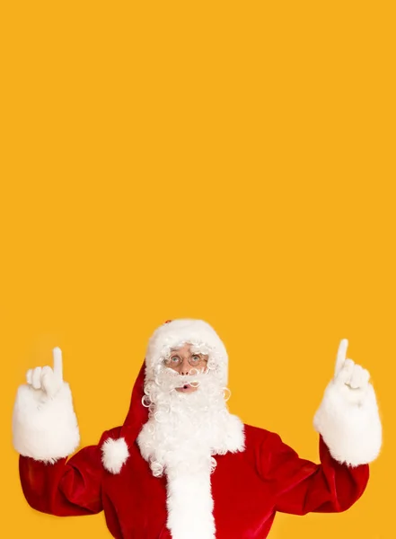 Tarjeta de Navidad creativa con Santa Claus que indica en el espacio de copia — Foto de Stock