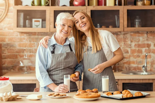 Hübsche Frau verbringt Zeit mit ihrer alten Mutter in der Küche — Stockfoto