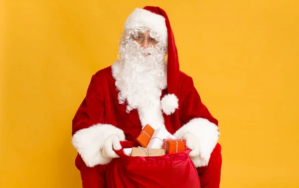 Papai Noel com saco grande cheio de presentes de Natal — Fotografia de Stock