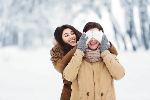 Mujer cerrando sus novios ojos teniendo fecha en el bosque de invierno —  Fotos de Stock