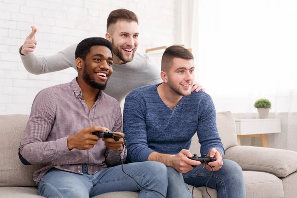 Online wedstrijd. Vrienden concurreren in video games — Stockfoto