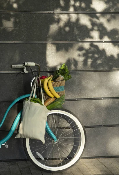 Retrocykel med bananer och andra produkter inuti noll avfallspåse — Stockfoto