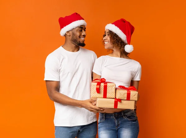 Millennial casal afro-americano pronto para férias de Natal — Fotografia de Stock