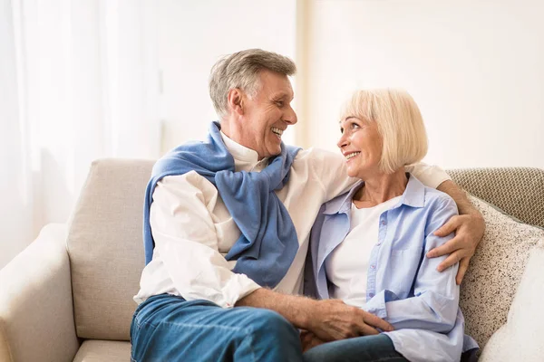 Smiling mature couple looking at each other with affection — Stock Photo, Image