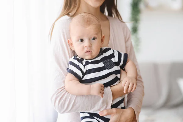 Retrato de primer plano del adorable bebé recién nacido en manos de las madres — Foto de Stock