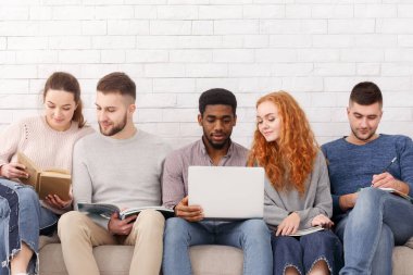 Modern eğitim. Dizüstü bilgisayarlı ve not defterli öğrenciler
