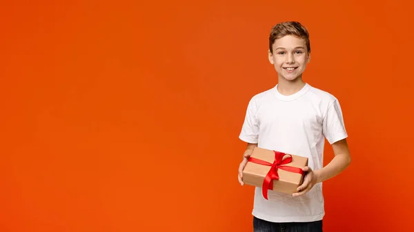 Sorrindo adolescente menino com caixa de presente de férias — Fotografia de Stock