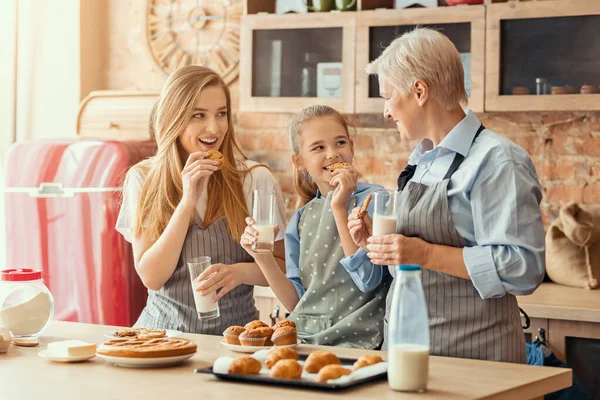 Positive Familie beim Imbiss nach dem Kochen in der Küche — Stockfoto