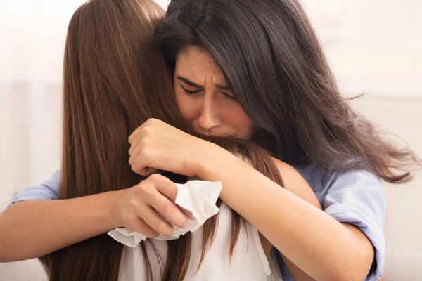 Donna abbracciare amico depresso seduto sul divano Indoor, Focus selettivo — Foto Stock