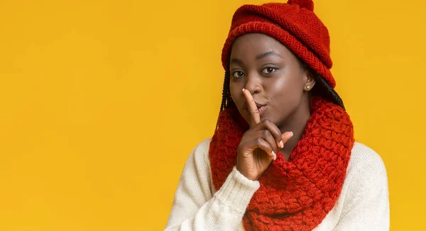 Vrij vrolijke stille zwarte meisje maken stille gebaar — Stockfoto