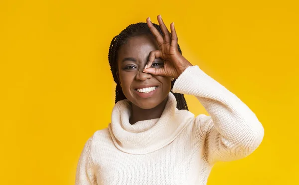 Muito jovem afro mulher se divertindo no estúdio — Fotografia de Stock