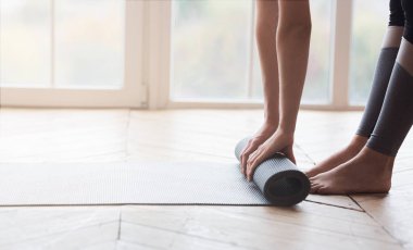 Stüdyoda hasırlı kadın spor minderi görüntüsü
