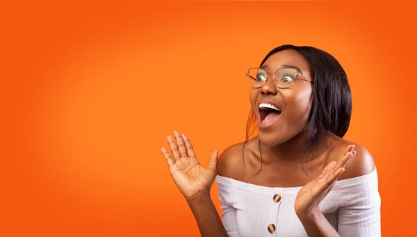 Garota afro animado gritando em pé sobre laranja estúdio fundo, Panorama — Fotografia de Stock