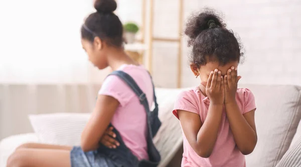 Klein Afrikaans meisje huilend thuis, genegeerd door haar oudere zus — Stockfoto