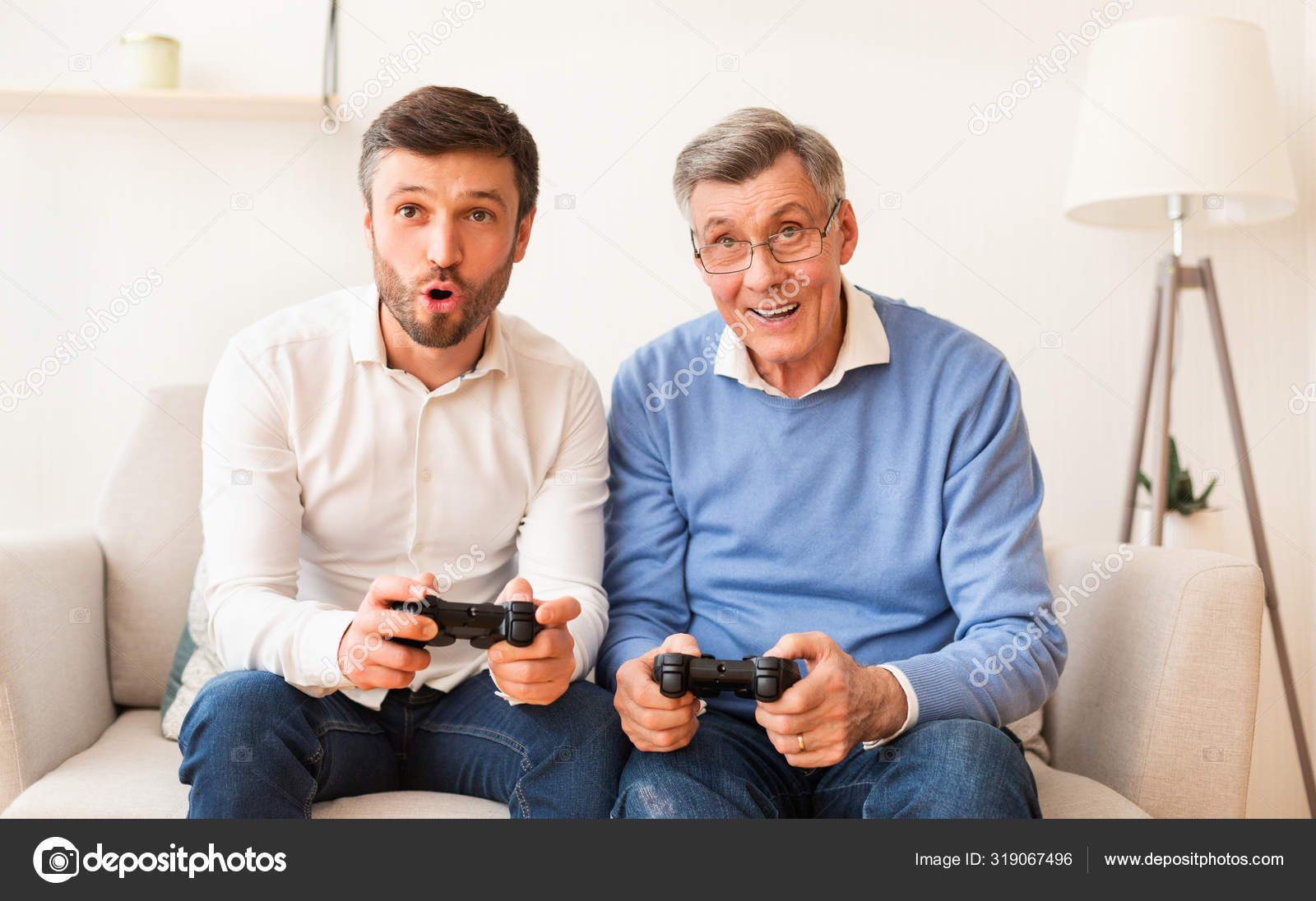 Hijo y anciano padre jugando videojuego sentado en sofá interior — Foto de  stock #319067496 © Milkos, image size:1600x1096