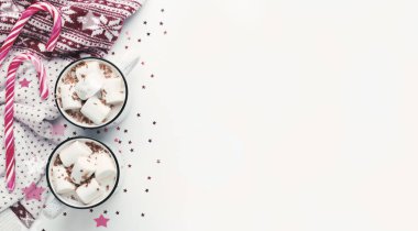 Romantik Noel arkaplanı ve iki dergi sıcak çikolata.