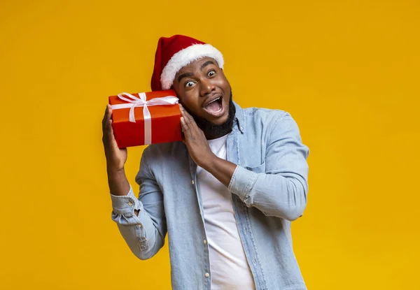 Loco chico negro en Santa sombrero celebración de Navidad caja de regalo — Foto de Stock