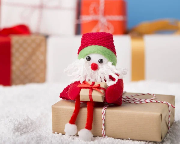 Primer plano del juguete Santa esperando las vacaciones de Navidad — Foto de Stock