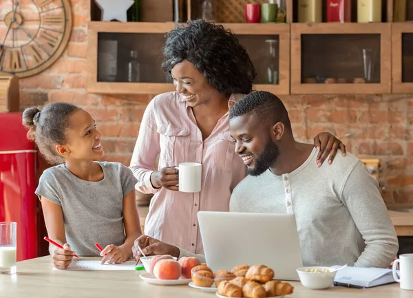 Szczęśliwy afro rodzina spędzają rano razem w kuchni — Zdjęcie stockowe