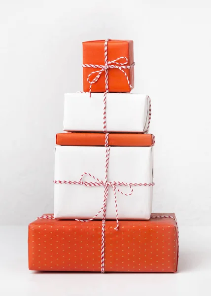 Composizione di Natale concettuale di scatole di regalo su bianco — Foto Stock
