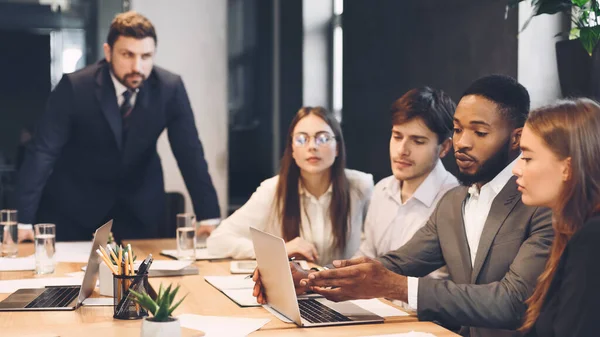 Team meeting process. Colleagues discussing new project — Stock Photo, Image