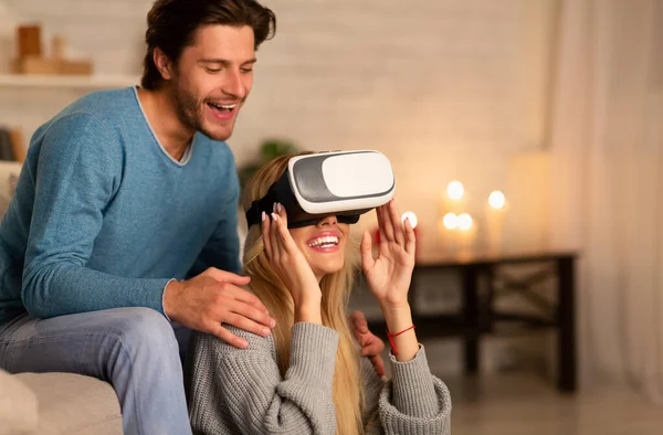 Casal usando óculos VR jogando Videogame sentado no chão interior — Fotografia de Stock