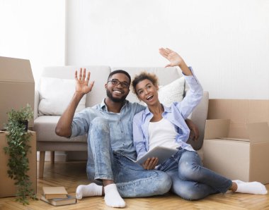 Çift Tablet Kullanarak İç Fikirleri Tartışıyor Yeni Evde Oturuyor