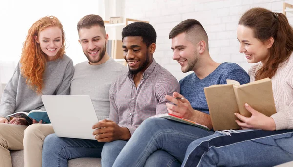 Conceito de aprendizagem. Estudantes universitários fazendo projeto juntos — Fotografia de Stock