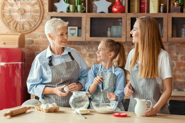 Niedliche kleine Mädchen lernen, wie man Gebäck macht — Stockfoto