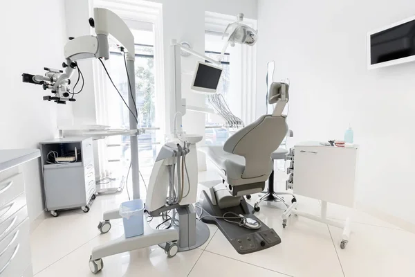 Εσωτερικό των λευκών σύγχρονη οδοντιατρική κλινική γραφείο — Φωτογραφία Αρχείου