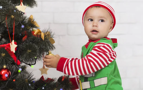 Elfo pequeño decorando el árbol de Navidad en casa —  Fotos de Stock