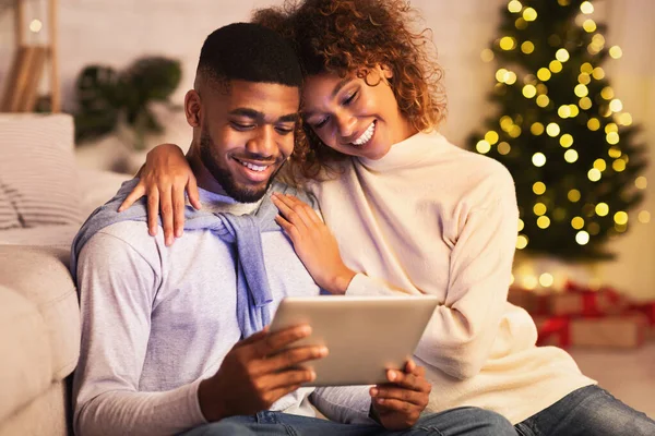 Glad afro par som har video-samtal på julafton — Stockfoto