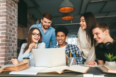 Birlikte çalışıyoruz. Üniversite öğrencileri kütüphanedeki derslere hazırlanıyor