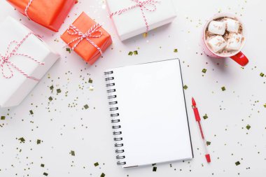 Noel arka planında boş bir defter ve bir fincan sıcak çikolata.