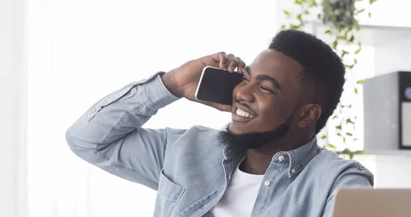 Ευτυχισμένος Αφρικανός επιχειρηματίας που μιλάει στο κινητό, ενθουσιασμένος μετά την ολοκλήρωση του έργου — Φωτογραφία Αρχείου